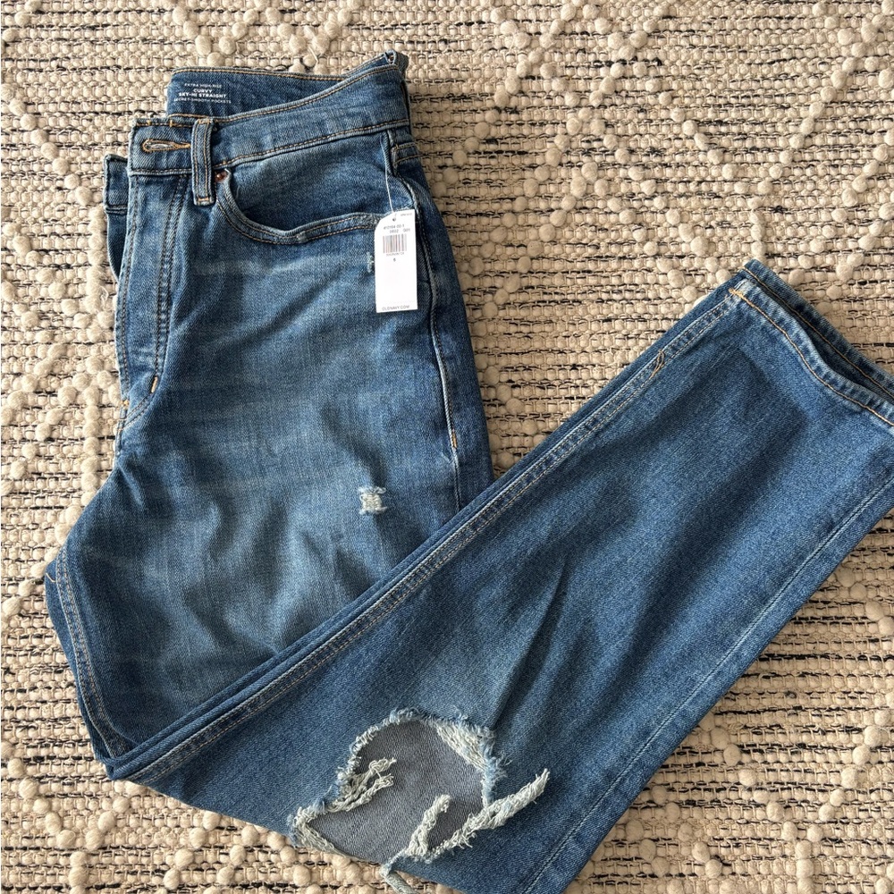 Women’s Extra High-Rise Curvy Ski-Hi Straight Distressed Jeans. NWT.